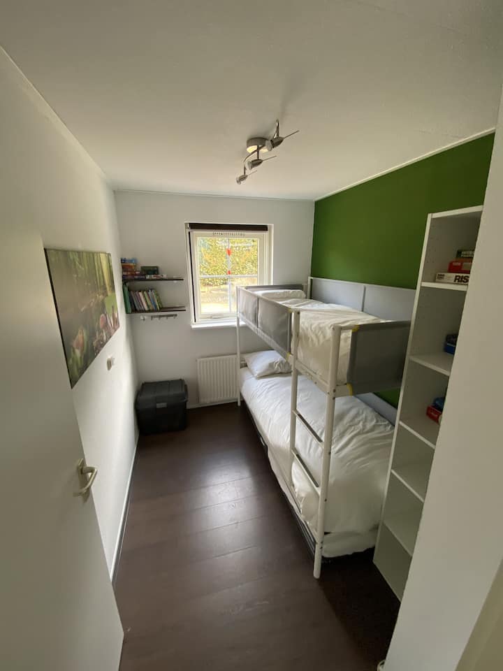 Tweede slaapkamer (begane grond) met stapelbed en extra derde bed.