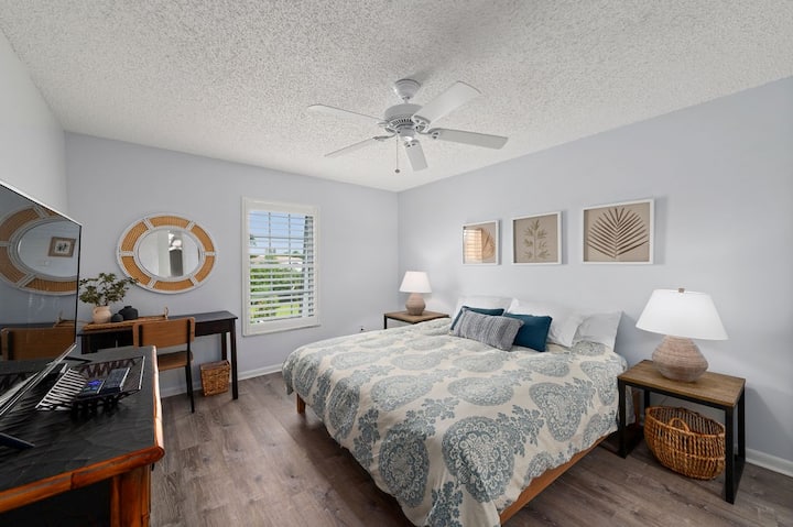 Chumba kikubwa cha kulala kina kitanda cha ukubwa wa king, kabati la kuingia, runinga yenye ulinzi wa hali ya juu na eneo la dawati kwa ajili ya wageni wetu wa kazi kutoka nyumbani