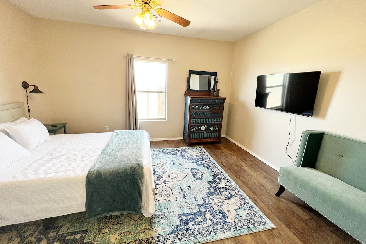 Ძირითადი კოსტიუმი 55" ჭკვიანი ტელევიზორით, დიდი ზომის საწოლით, ხელით მოხატული ანტიკვარული ავეჯით, კარადაში და ცალკე სააბაზანოთი. 