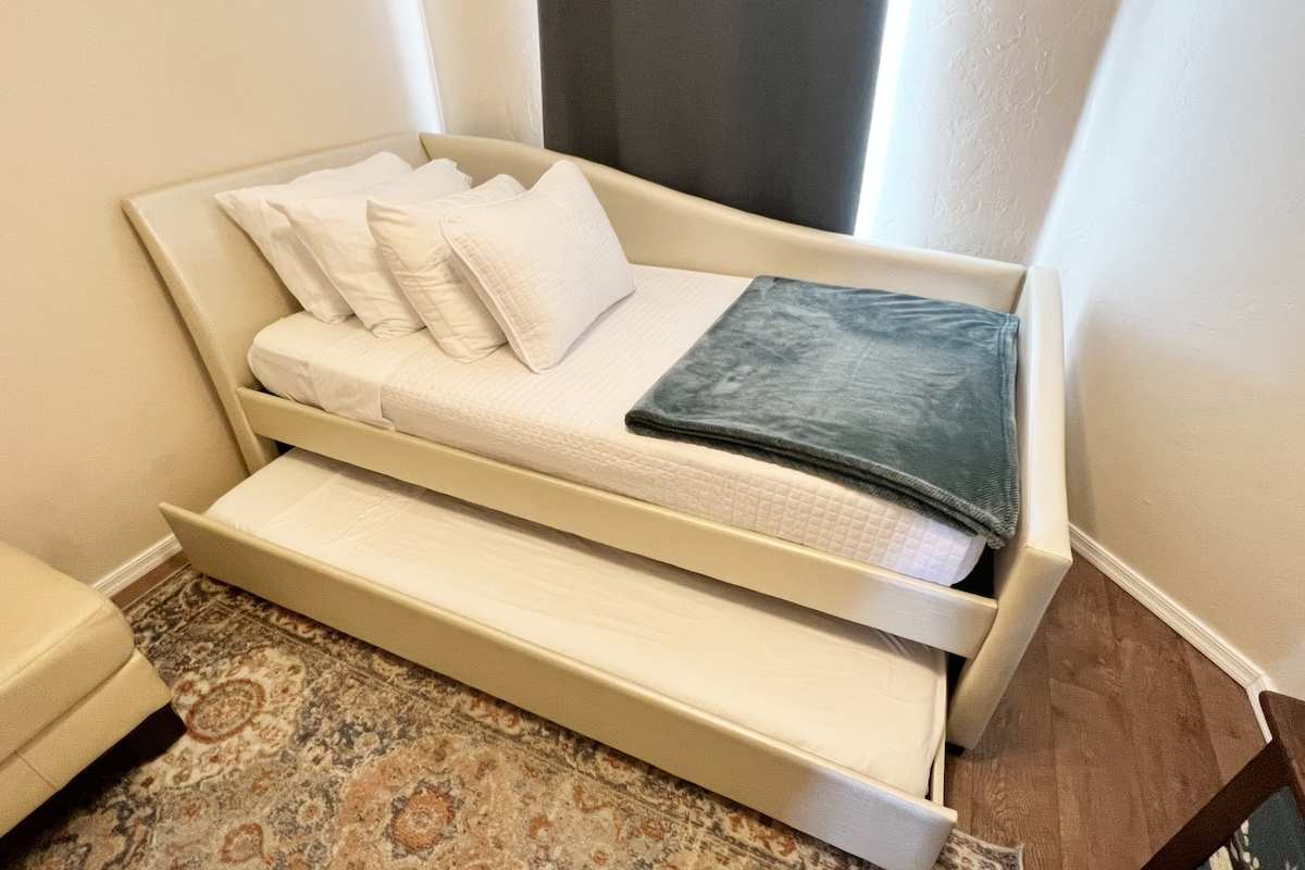 Ორსაწოლიანი საწოლი გამოსაწევი ბორბლით. Ორივე საწოლი ძალიან კომფორტულია მეხსიერების ქაფი. 