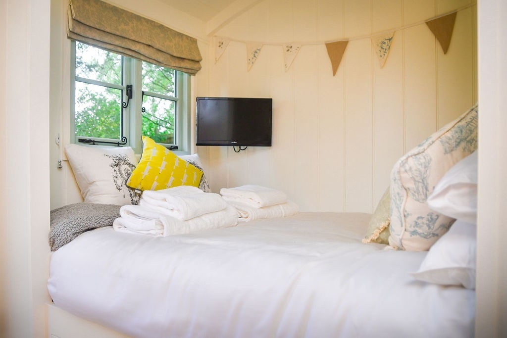 Удобен двоен кревет со памучна постелнина.   Телевизор/DVD плеер и Freeview.