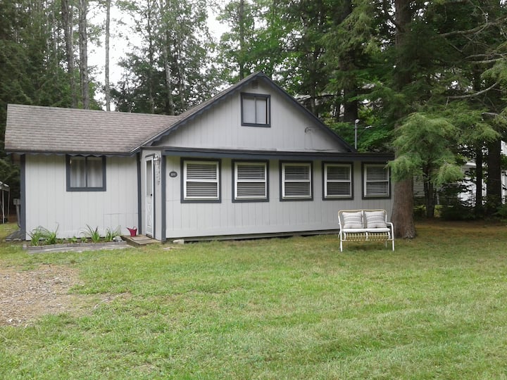 Cheerful 3 Bedroom Cottage with Gas Fireplace Houses for Rent in