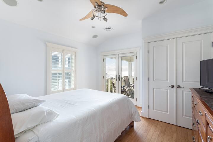 Experience Paradise! Stunning Beachfront Retreat! gallery image 4