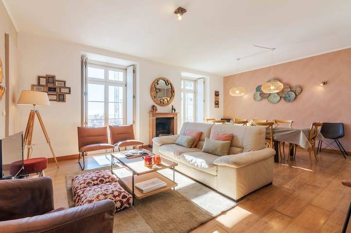 LocaltravelingChiado – Big apart. Great location!