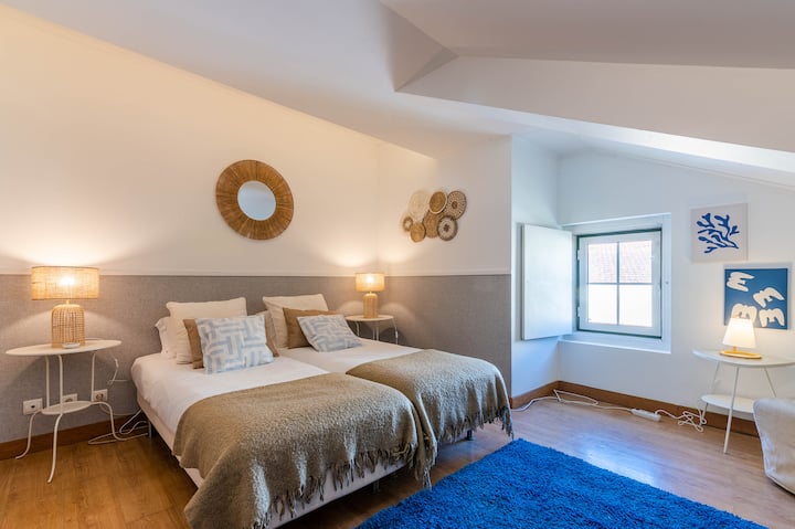dormitorio 1 con  baño privado. Capacidad para 2/4. 1 cama doble o 2 camas individuales + 1 cama adicional (disponible a partir del 11 ° huésped) + 1 sofá cama (disponible para el 16to huésped)