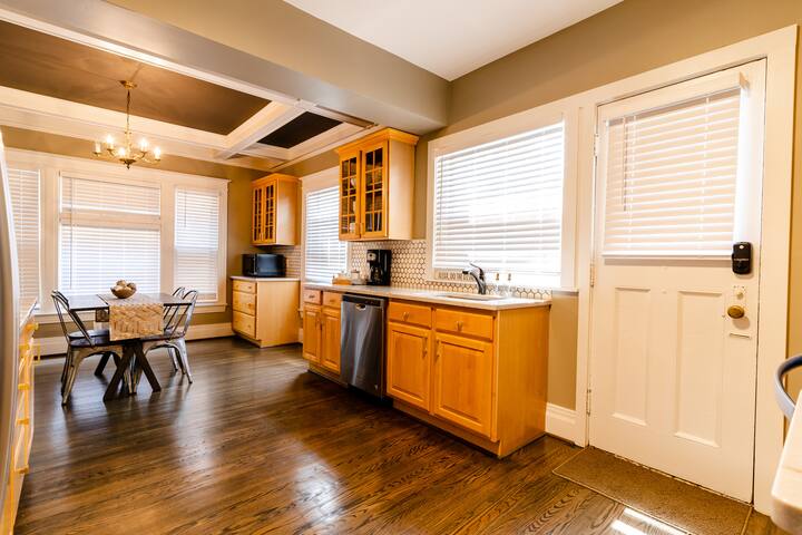 Beautifully Restored 3 bedroom on Park Avenue gallery image 3