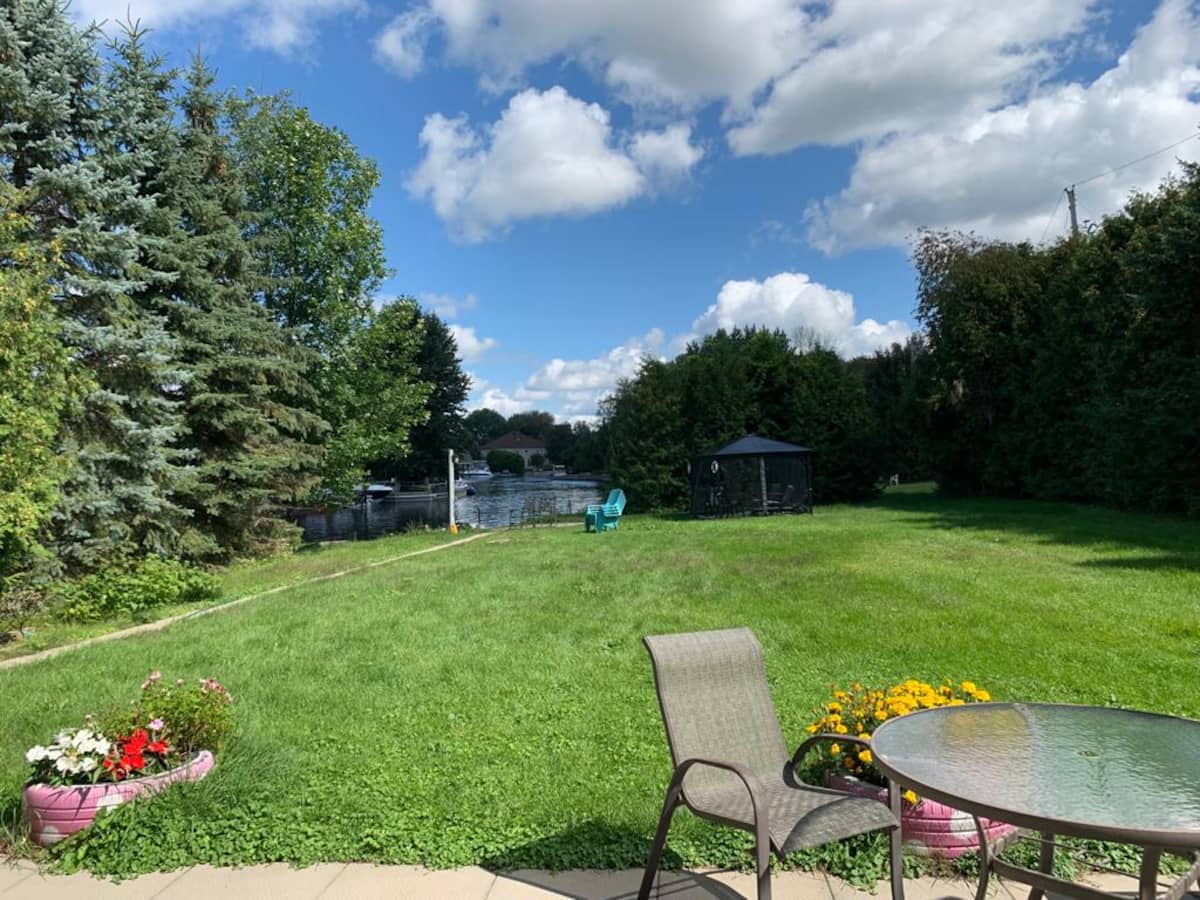 Cheerful 4bd waterfront house exterior