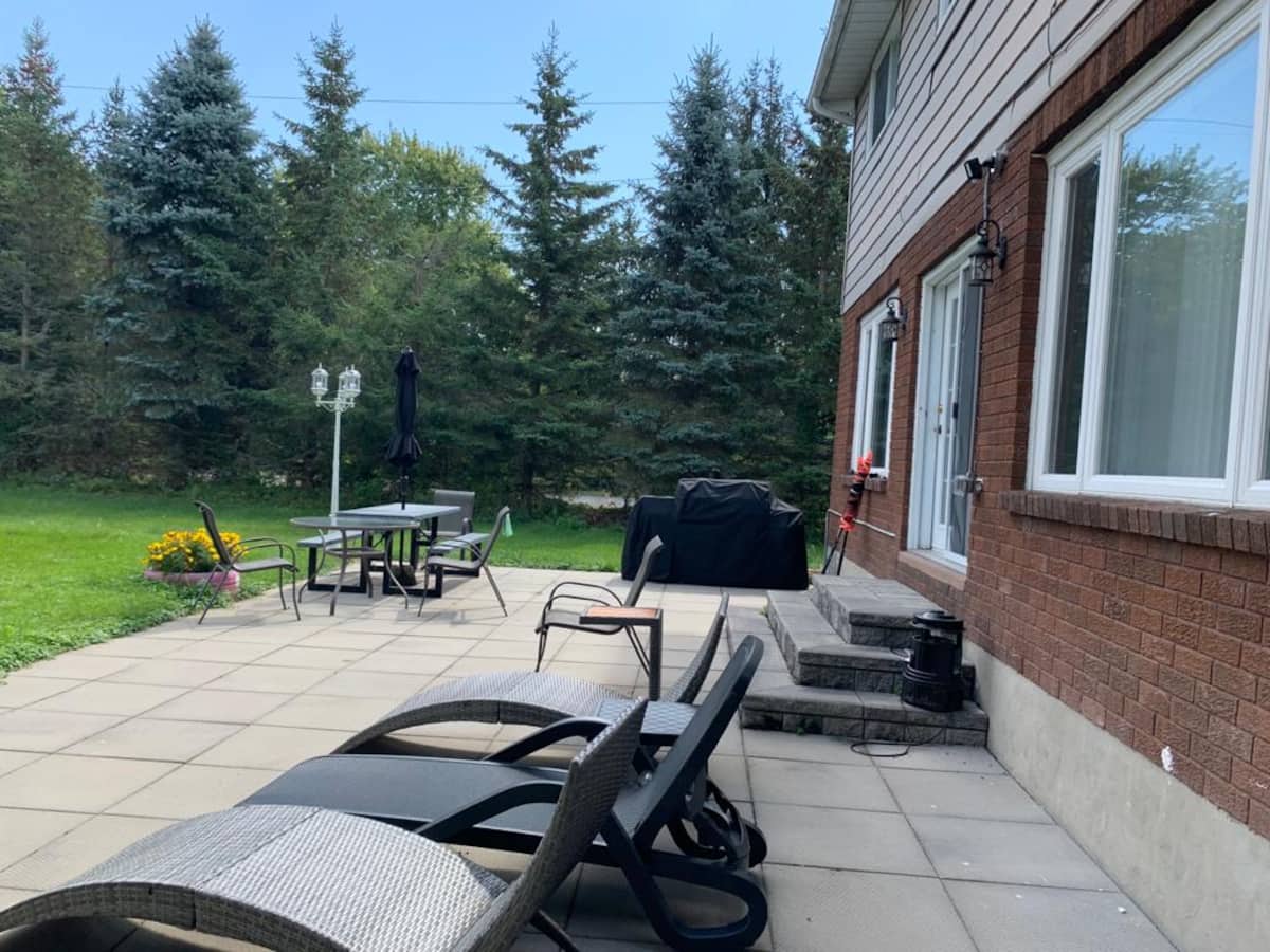 Cheerful 4bd waterfront house interior 3