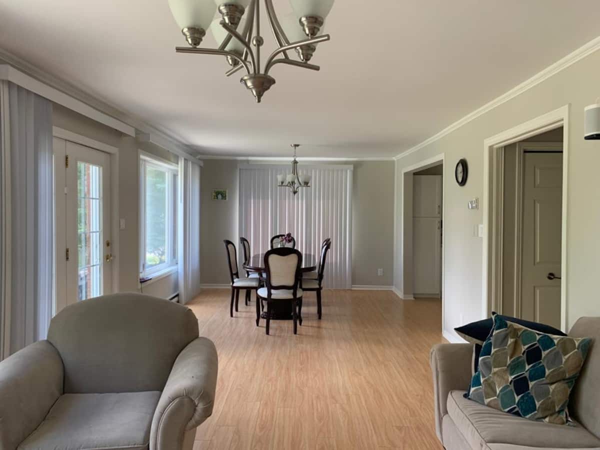 Cheerful 4bd waterfront house interior 4