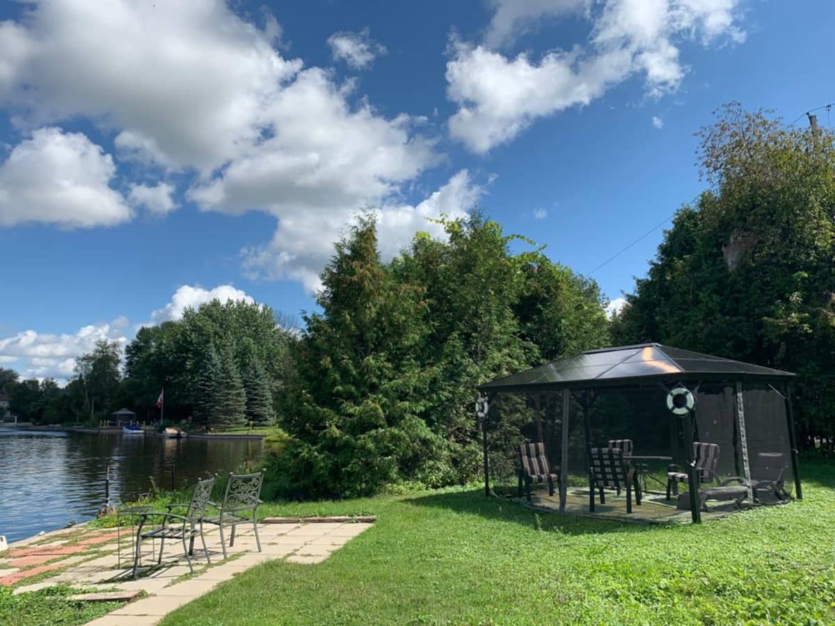 Cheerful 4bd waterfront house interior 1