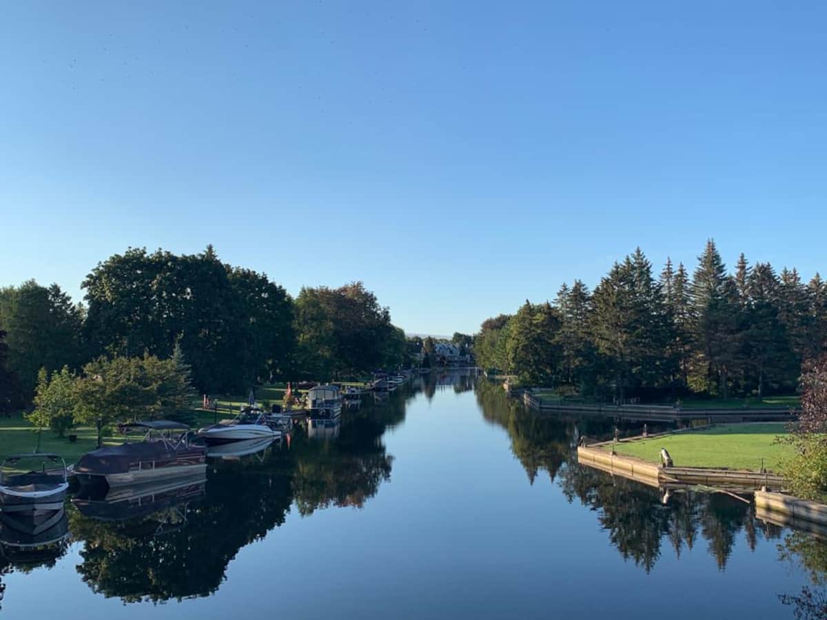 Cheerful 4bd waterfront house interior 2