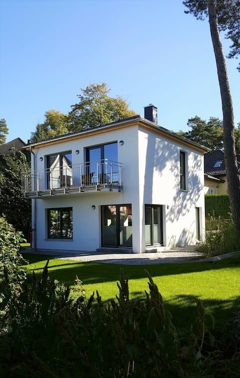 House with garden, balcony and lake view