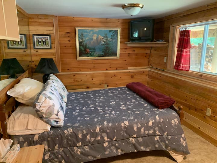 חדר שינה שלישי, במרתף עם מיטה זוגית.