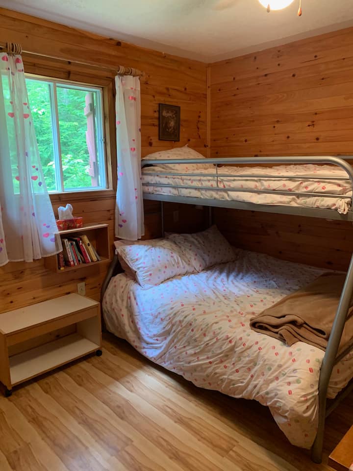 חדר שינה שני, עם מיטת קומותיים ( זוגית למטה, יחיד למעלה).