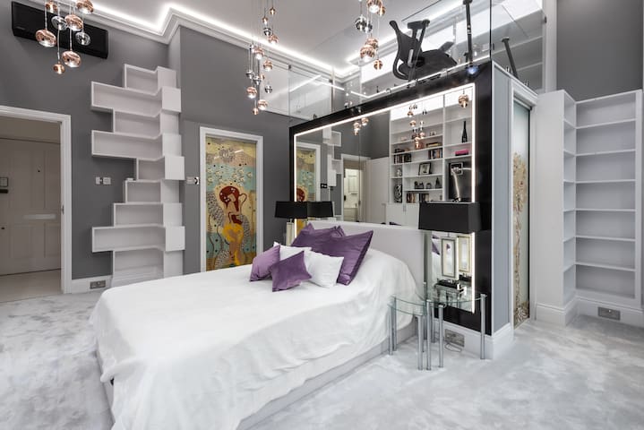 South Kensington 2 Bed 2 Bath Designer Retreat