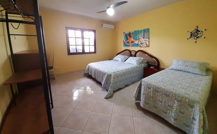 ห้องสวีท 1 เตียง 2 เตียงเตียงคู่และเตียงเดี่ยว เครื่องปรับอากาศและพัดลมเพดาน