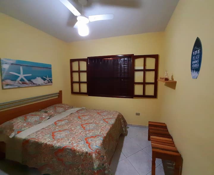 ห้องนอนในร่มพร้อมพัดลมเพดาน 