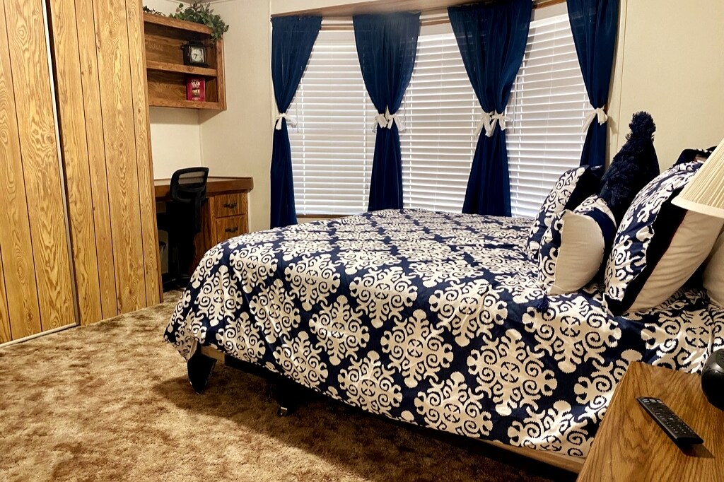 ห้องนอนที่ 3 พร้อมเตียงควีนไซส์พื้นที่ทำงานที่กำหนดหน้าต่างเบย์ขนาดใหญ่ตู้เสื้อผ้าขนาดใหญ่และทีวีสตรีมมิ่ง!