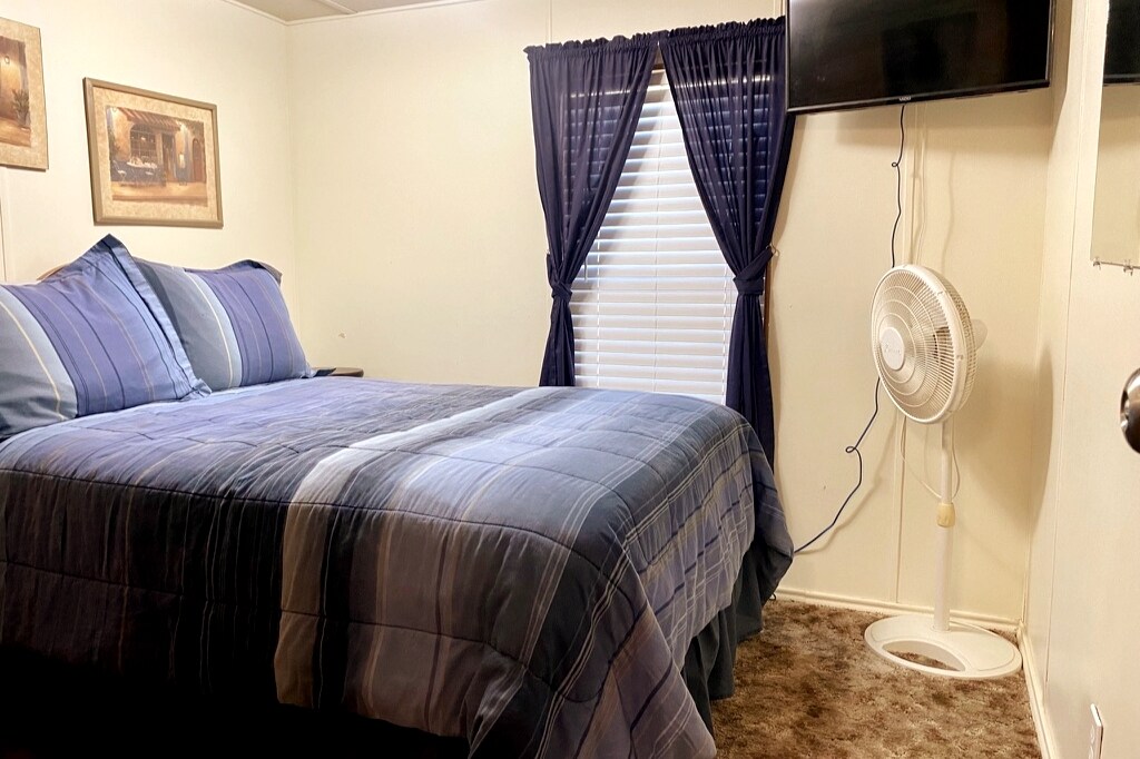 ห้องนอน 2 พร้อมเตียงขนาดเต็มทีวีสตรีมมิ่งตู้เสื้อผ้าขนาดใหญ่และวิวสวนหลังบ้านที่สวยงาม