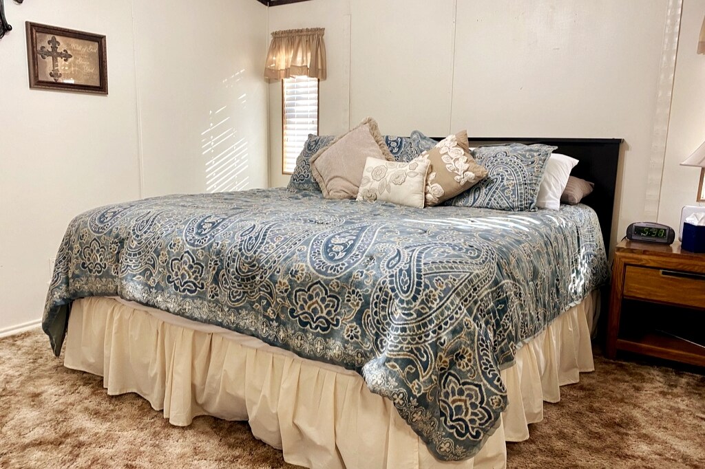 ห้องนอนใหญ่พร้อมเตียงคิงไซส์ทีวีสตรีมมิ่งตู้เสื้อผ้าขนาดใหญ่และห้องน้ำในตัว! 