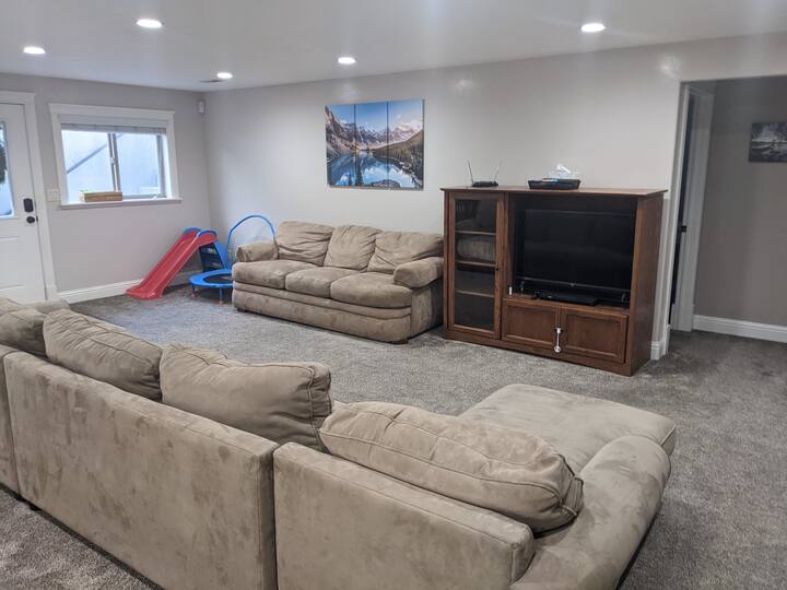 ห้องสำหรับครอบครัวจำนวนมากมีที่นั่งแบบแยกส่วนไมโครไฟเบอร์ขนาดใหญ่และโซฟาปรับนอนขนาดควีนไซส์และงานศิลปะผ้าใบที่ยืดได้อย่างงดงาม