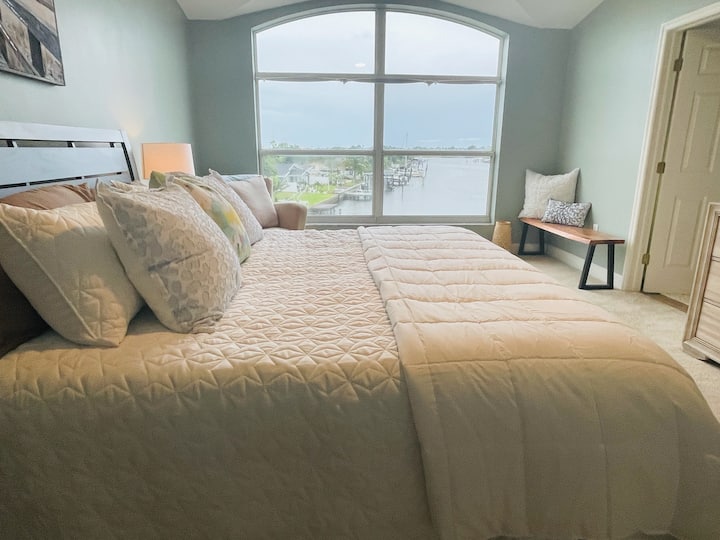 Chumba cha kulala cha kiwango cha juu kilicho na mwonekano wa juu wa maji na kitanda cha ukubwa wa king