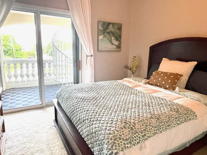 Chumba cha kulala cha wageni kina kitanda cha malkia, runinga na ufikiaji wa baraza la hadithi ya tatu.