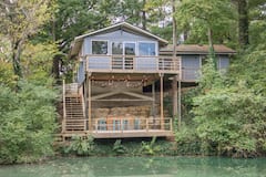 The+Rustic+Retreat+-+Cozy+Cabin+on+Private+Pond