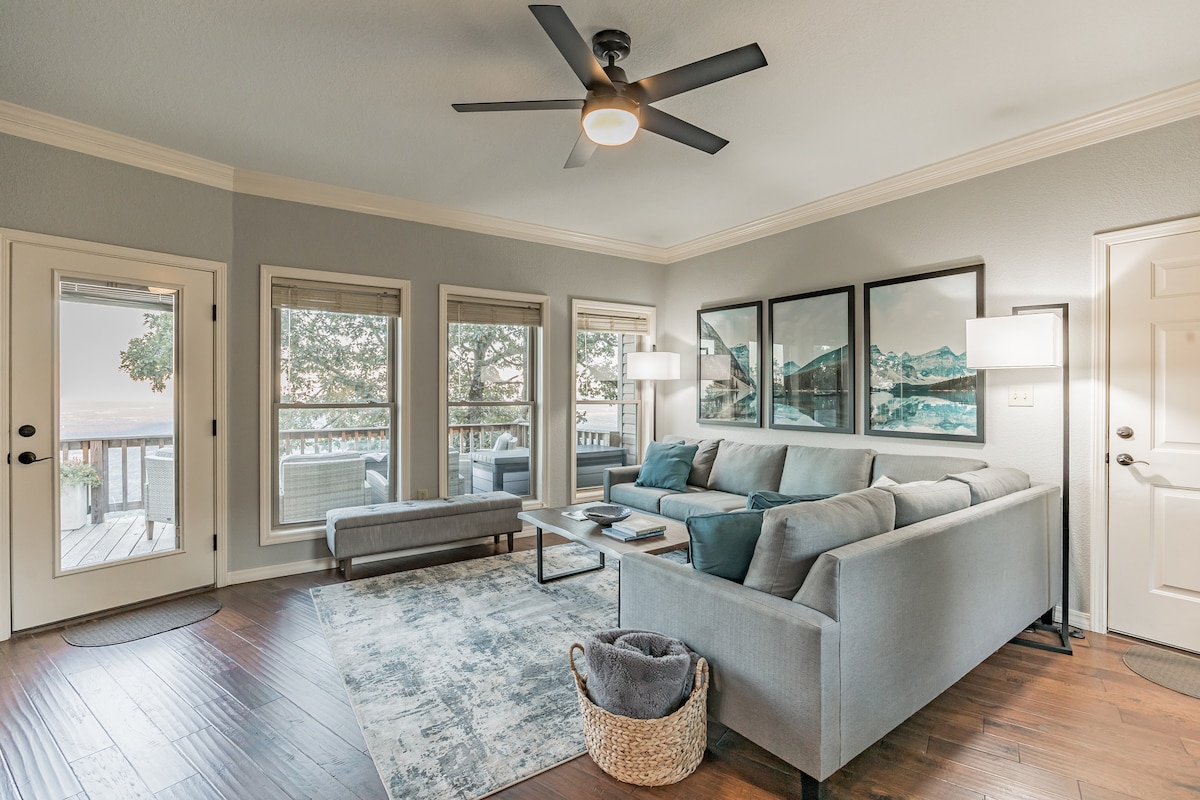 2nd living room on main floor-KING top of the line pull out bed with privacy door that can close off this room, fireplace and large screen TV. Plenty of space for multiple families watching movies, celebrating or enjoying friends and family. Mt Nebo