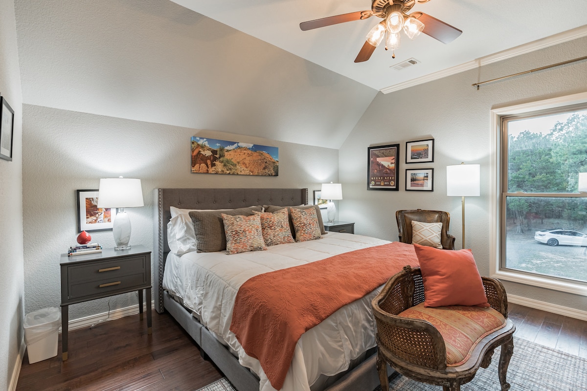 The second upstairs master bedroom has a King bed and private bathroom with a large screen Smart tv, front view with our visiting deer and all the comforts of home. Mt Nebo views are always special. 