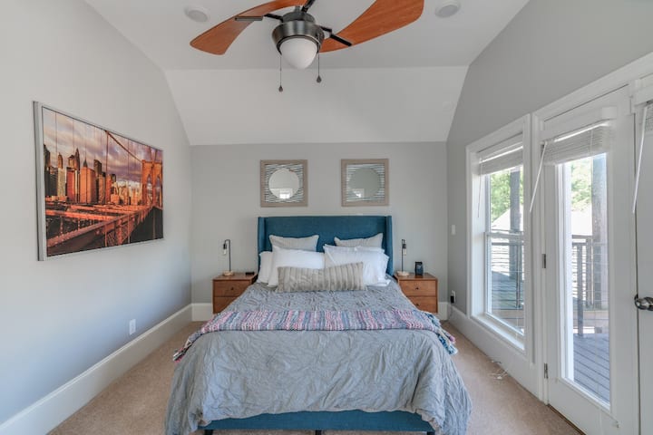 Sound asleep, be energized, and relieve your stress in this sophisticated, spacious, and comfortable queen-sized bed. "Comfortable beds, clean bathrooms, and in a good location for accessing the BeltLine, Mr. Blake."
(Bedroom 3)