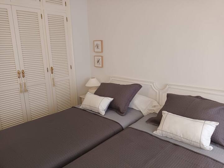 Спална соба 2 со два кревета од 90 см