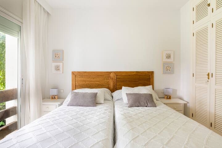 Спална соба 1 со два кревета од 90 и поглед кон градината