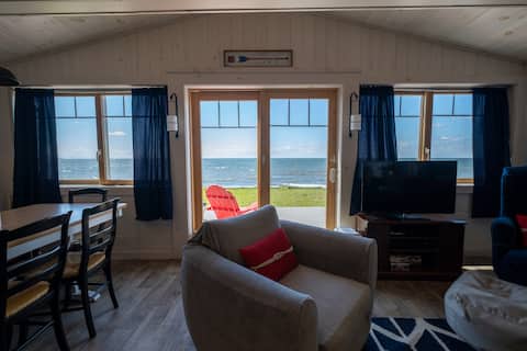 Cozy 3-Br Lake Ontario cottage with sunset views