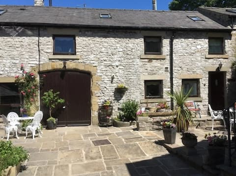 Top Airbnb: 17th century spacious limestone character cottage in Tideswell