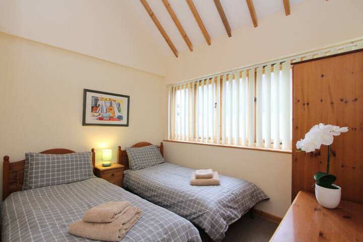 Quarto com duas camas de solteiro