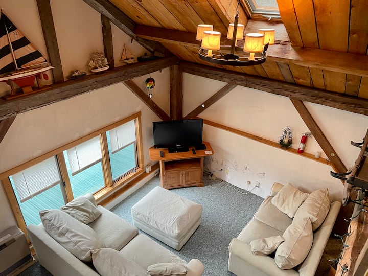 בקומה השנייה יש 2 סלון גדול עם 2 ספות נפתחות לשינה נוספת.  

חלונות גדולים כדי להכניס הרבה אור.  משקיף על מדשאת הספורט ואזורי בור האש. 