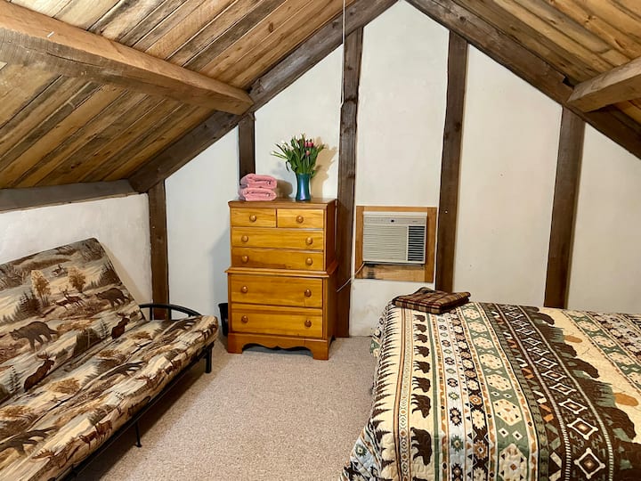 חדר שינה בלופט עם מיטת קווין סייז ופוטון יכול לישון 4.