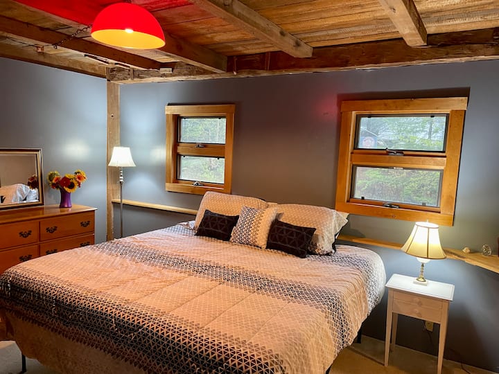 חדר שינה בקומה הראשונה עם אמבטיה צמודה. 