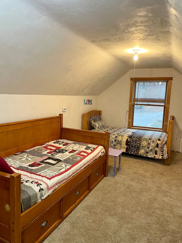 חדר ילדים עם מיטה זוגית ומיטה זוגית.  יכול בקלות לישון 3.