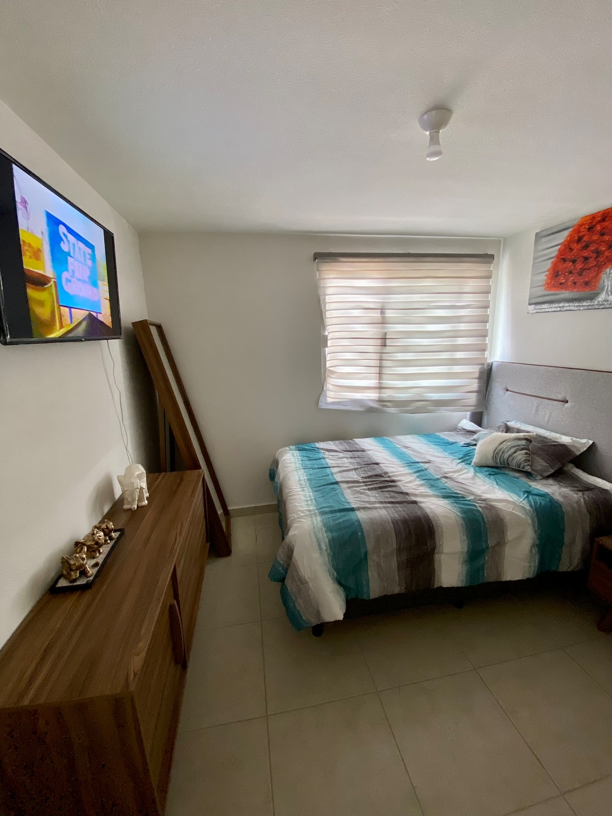 Recamara con cama Matrimonial, baño completo propio, closet  y Pantalla Smart TV