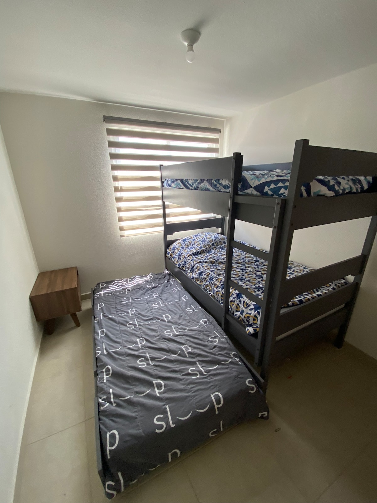 Literea con tres camas individuales y closet dentro del cuarto