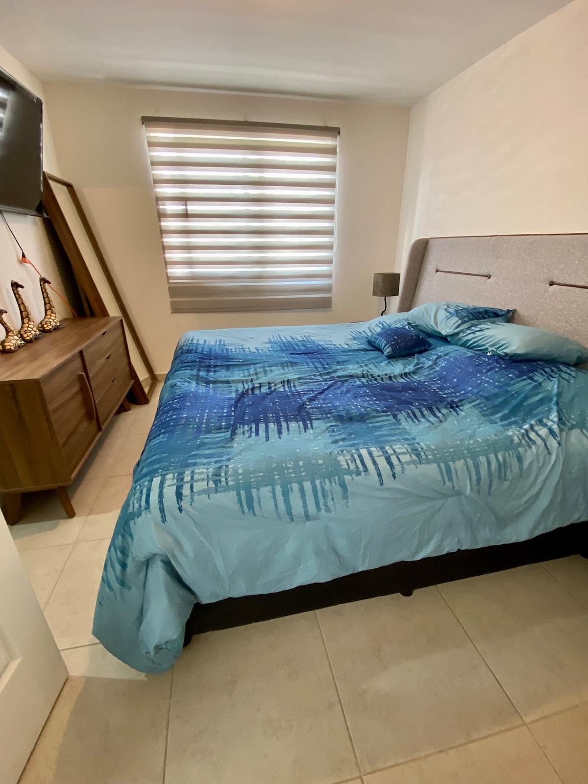 Recamara con cama King Size, baño completo propio,  vestidor y Pantalla Smart TV