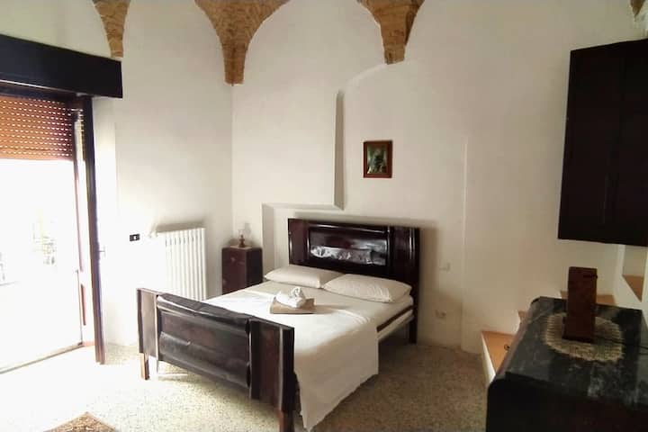 Cama tamaño queen con balcón y baño privado.