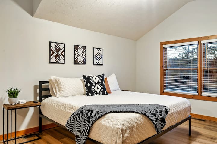 Glavna spavaća soba s bračnim krevetom i pripadajućom kupaonicom. Jednostavno, čisto i opuštajuće...