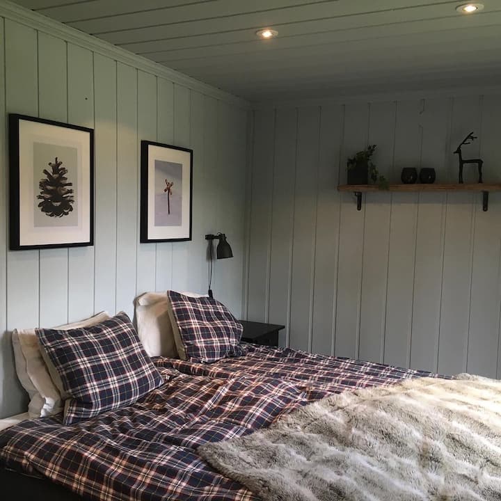 Nová posteľ IKEA s pekným matracom. 160 cm
