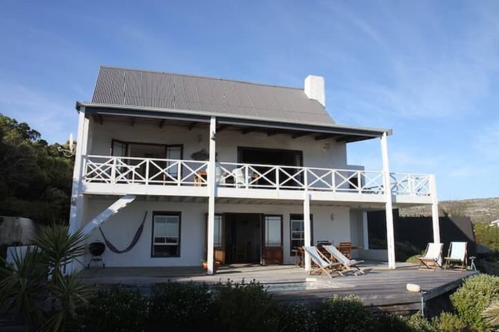 Surfsong beach apartment with pool and sea views gallery image 5