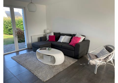 Top Airbnb: Nice beachfront house, 100 m from the beach! in Kerlouan