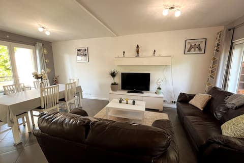 Family home between Paris and Disneyland