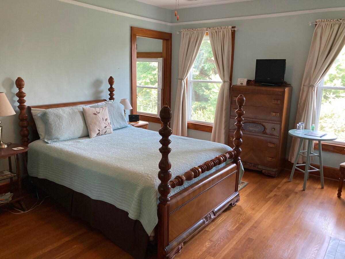 Bluegrass Room in historic Lawrenceburg Inn Houses for Rent in Lawrenceburg, Kentucky